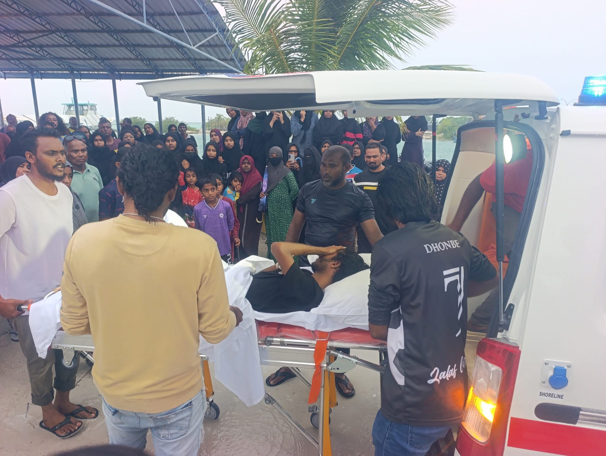 ފީއަލީގައި ފުރާޅު ސާފުކުރަން އުޅުނު ދެބެއިން ކަރަންޓުގައި ޖެހިގެން ފަރުވާދެނީ