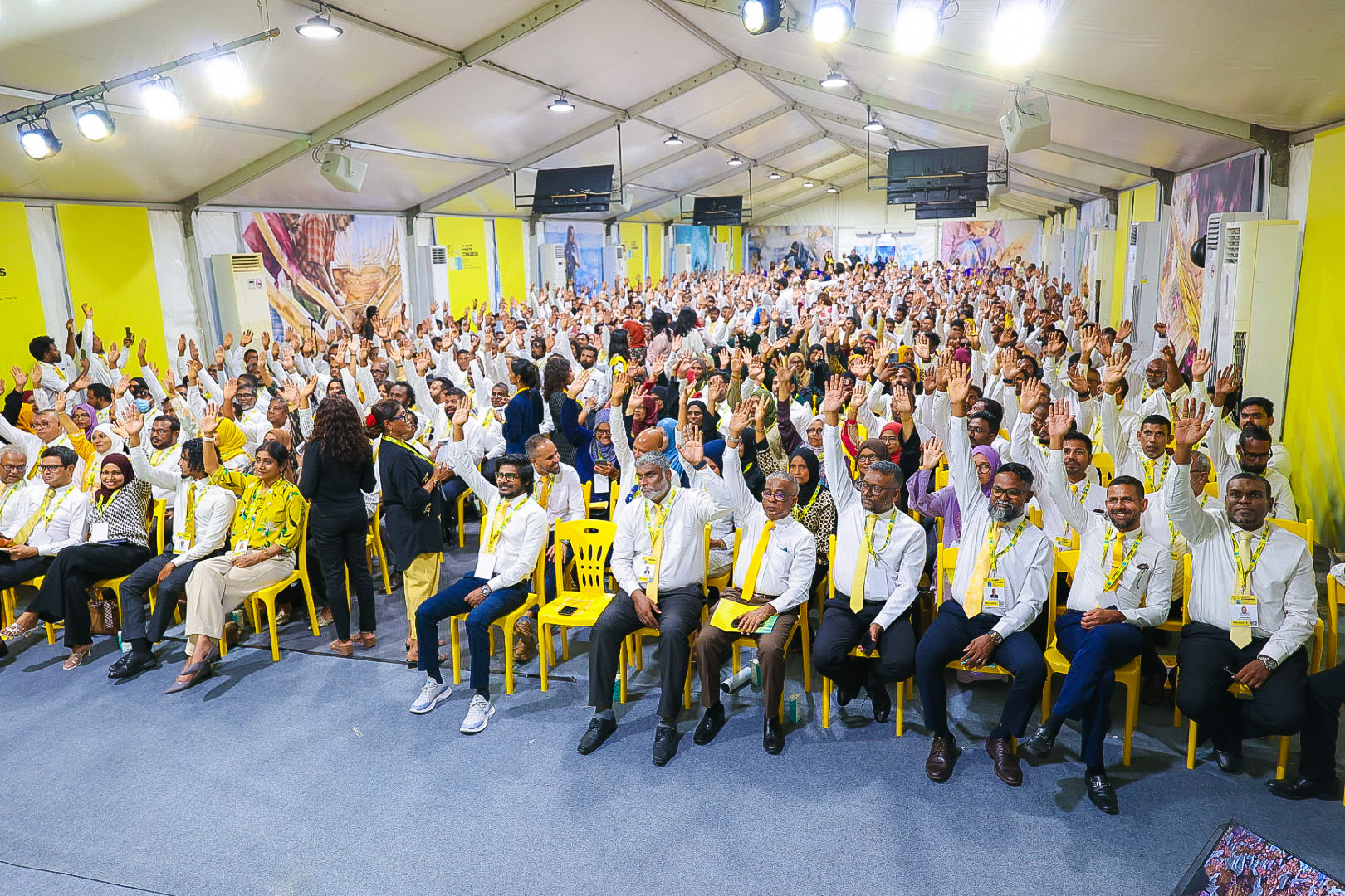 އެމްޑީޕީގެ ރައީސް އަދި ނައިބު ރައީސްގެ މަގާމު އުވާލާ، ހުރިހާ ބާރެއް ޗެއަރޕާސަން އަށް ދިނުމަށް ފާސްކޮށްފި