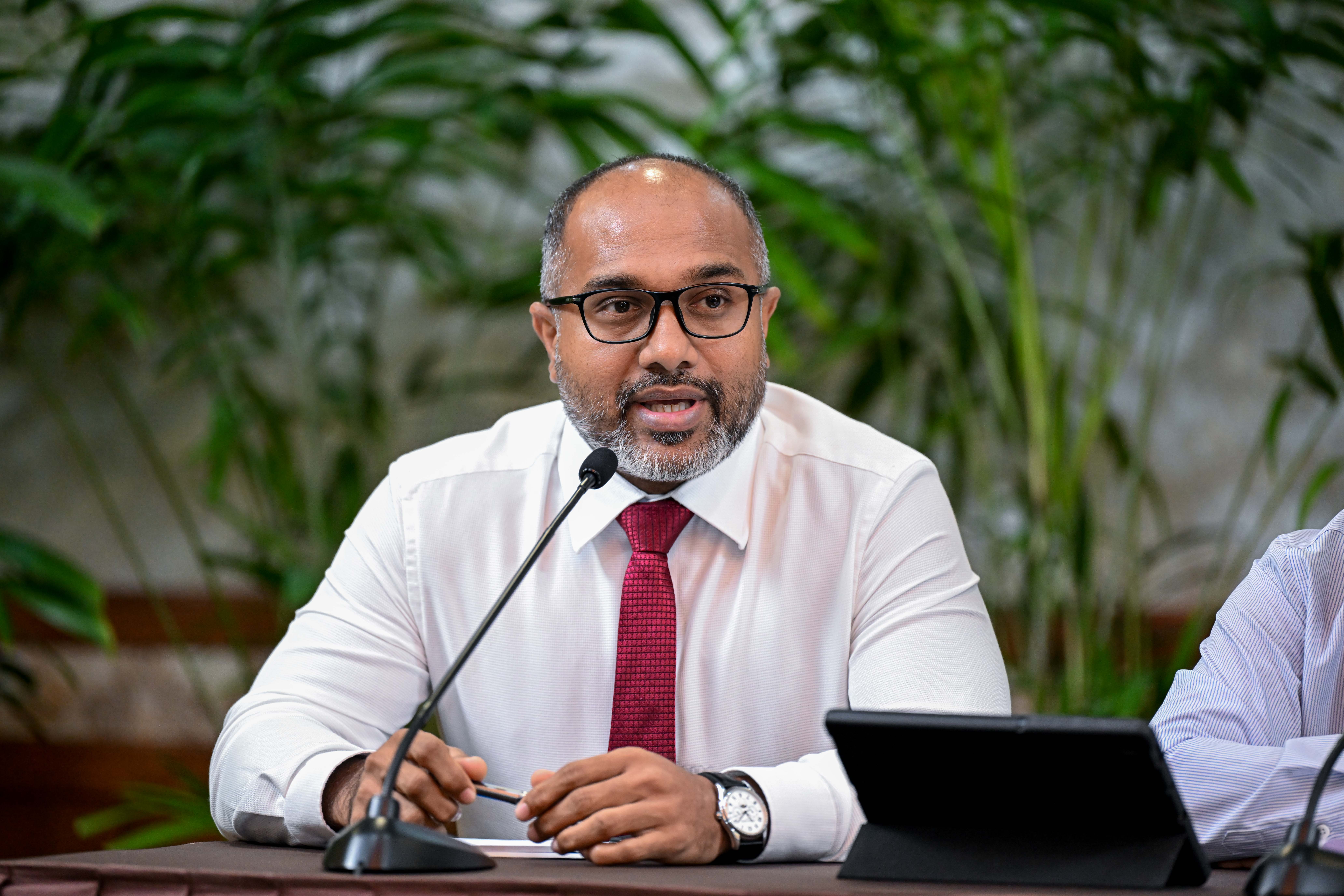 ހުއްދަނެތި ޑޮލަރު މާރުކުރާ 7 ފަރާތަކުން 76 މިލިއަން ކަޅުބާޒާރަށް: މިއީ މަނީ ލޯންޑަރިން، ފިޔަވަޅު އަޅާނަން: މިނިސްޓަރު އިހުސާން
