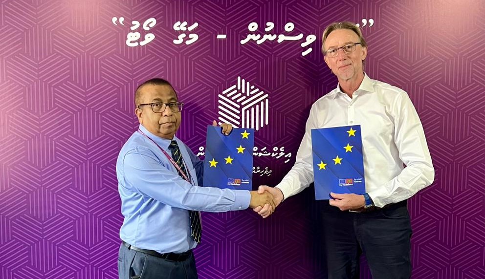 އީޔޫ އާއި، އިލެކްޝަންސް ކޮމިޝަނާ ދެމެދު އެޑްމިނިސްޓްރޭޝަން އެރޭންޖްމަންޓެއްގައި ސޮއިކޮށްފި