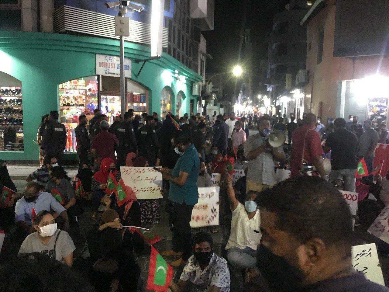 ކޯވިޑް-19: ފިޔަވަޅު އެޅުމުގައި ވިޔަފާރިތަކާއި ޕާޓީތައް ތަފާތުކުރާތީ ފާޑުކިޔުން