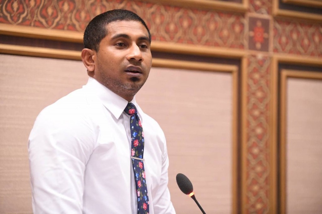 ހޫނުފެނަށް ވެއްޓުމުން މަހުލޫފު ވިދާޅުވީ ސްކޫލްގައި ނަމާދުކުރުމަކީ ހަރުކަށި ފިކުރެކޭ ނުބުނާކަމަށް