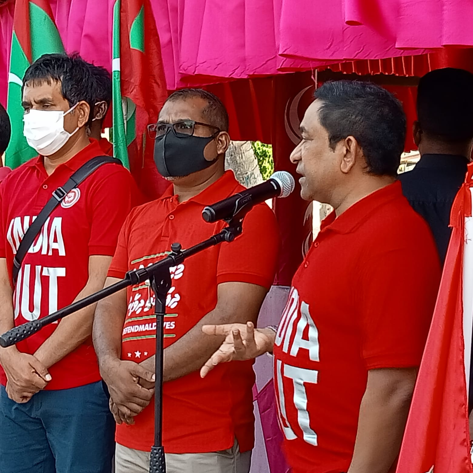 އިންޑިޔާ އައުޓް ޖަހާފައި އިން ޓީޝާޓެއް ނުލަން: ޚަލީލް