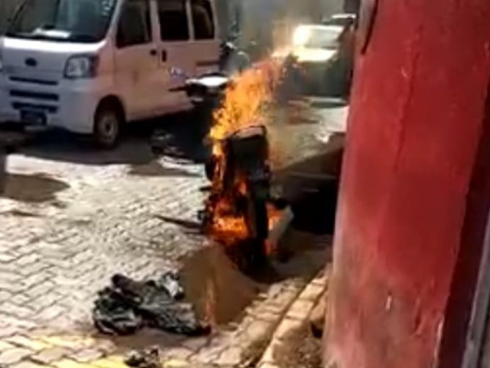 ގަރާޖެއްގެ ކައިރީގައި ރޯވި އަލިފާންގަނޑު ނިއްވާލި އެމްޕީއެލްގެ މުވައްޒަފަށް ތައުރީފު