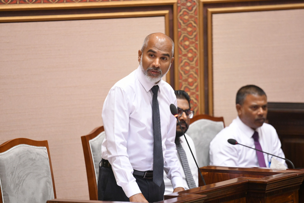 ސްކޫލުތައް ތަރައްގީކުރުމުގެ މަސައްކަތް ލަސްވާނަމަ، އެހެން ކުންފުންޏަކާ ހަވާލު ކުރާނަން: މިނިސްޓަރ