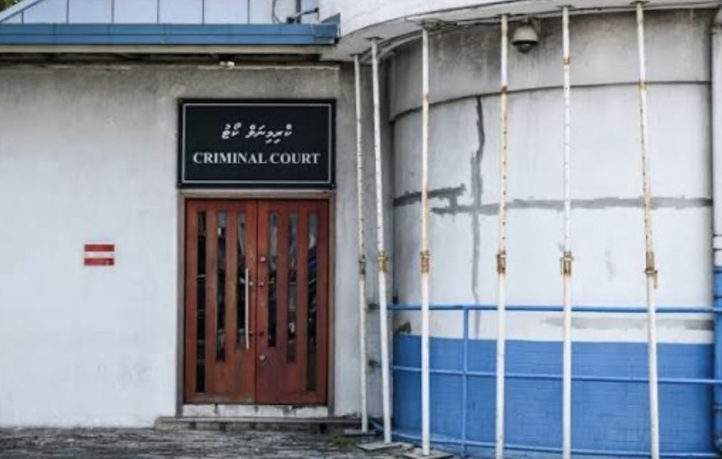 ދެ ލޯބިވެރިންގެ ދެމެދުގައި ހިނގި ހަމަނުޖެހުން؛ އަންހެން މީހާ ޝަރީއަތް ނިމެންދެން ބަންދު