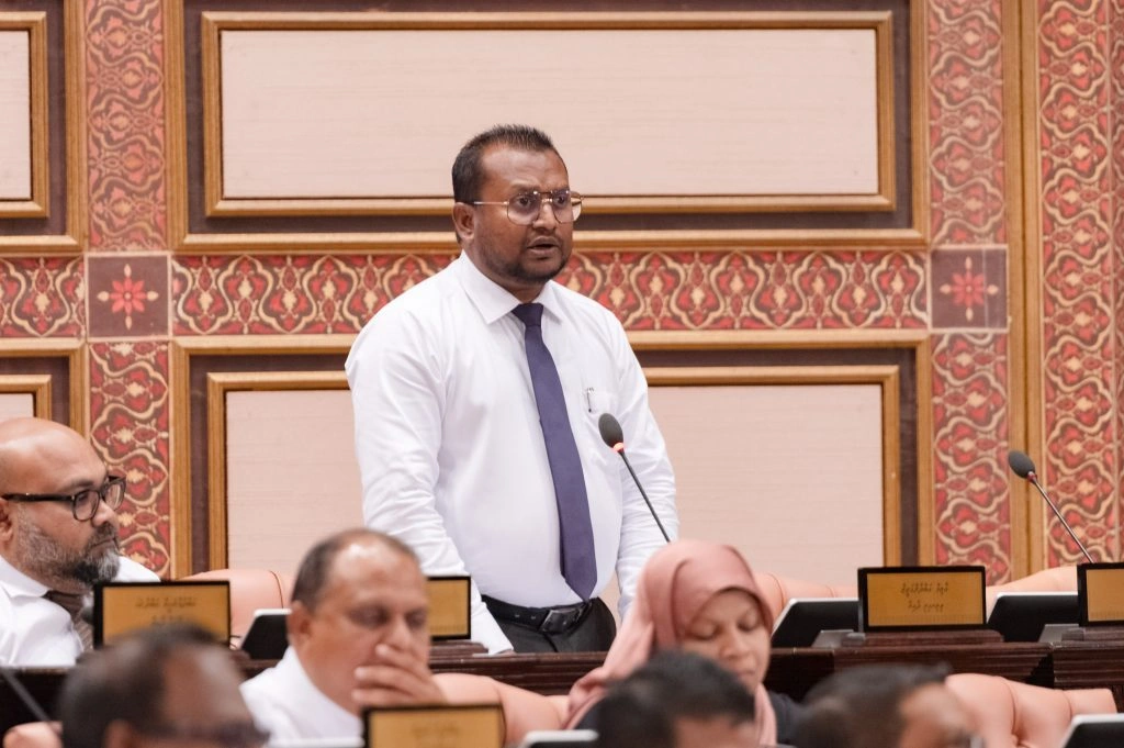 ރައީސް މުއިއްޒުގެ ވެރިކަން ވައްޓާލަން އުޅޭނަމަ އެއީ ހުވަފެނެއް: އާޒިމް