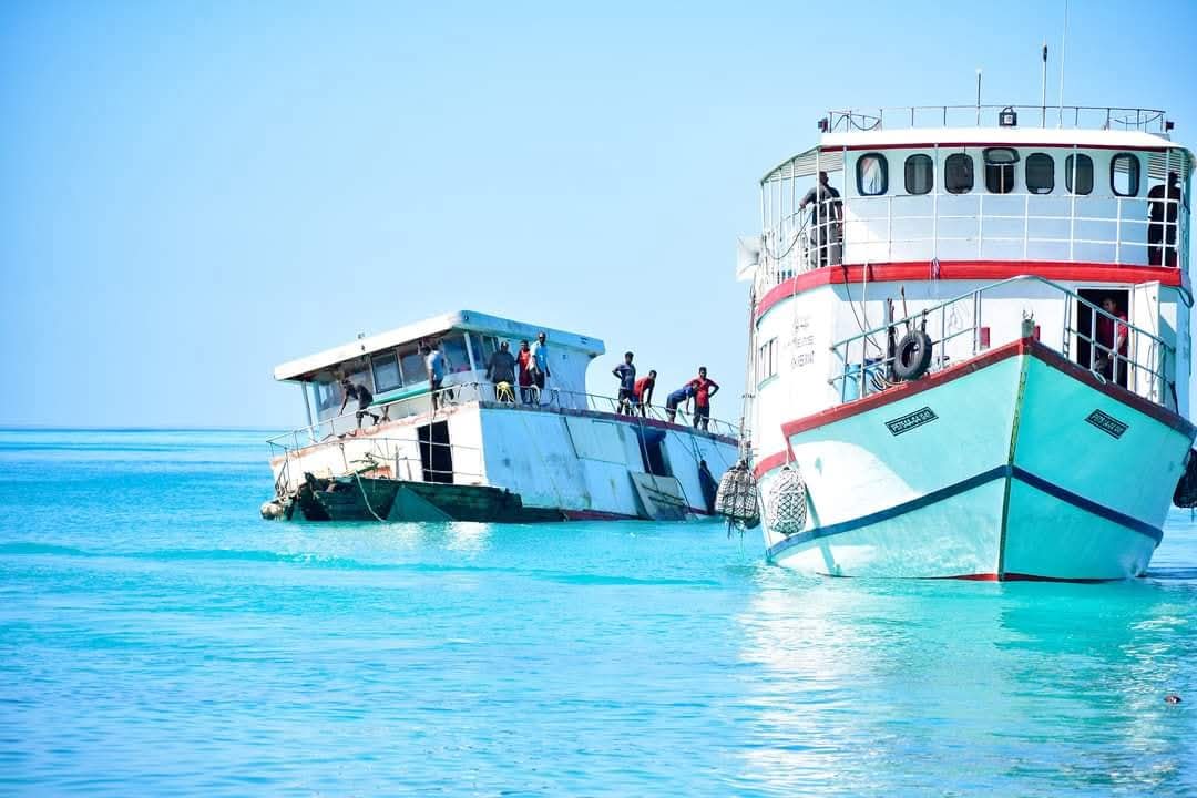 15 މީހުން ގޮވައިގެން ދަތުރުކުރި އުދަރެސް ބޯޓު ބަންޑުން ޖަހާލައިފި، 11 މީހަކު ސަލާމަތްކޮށްފި