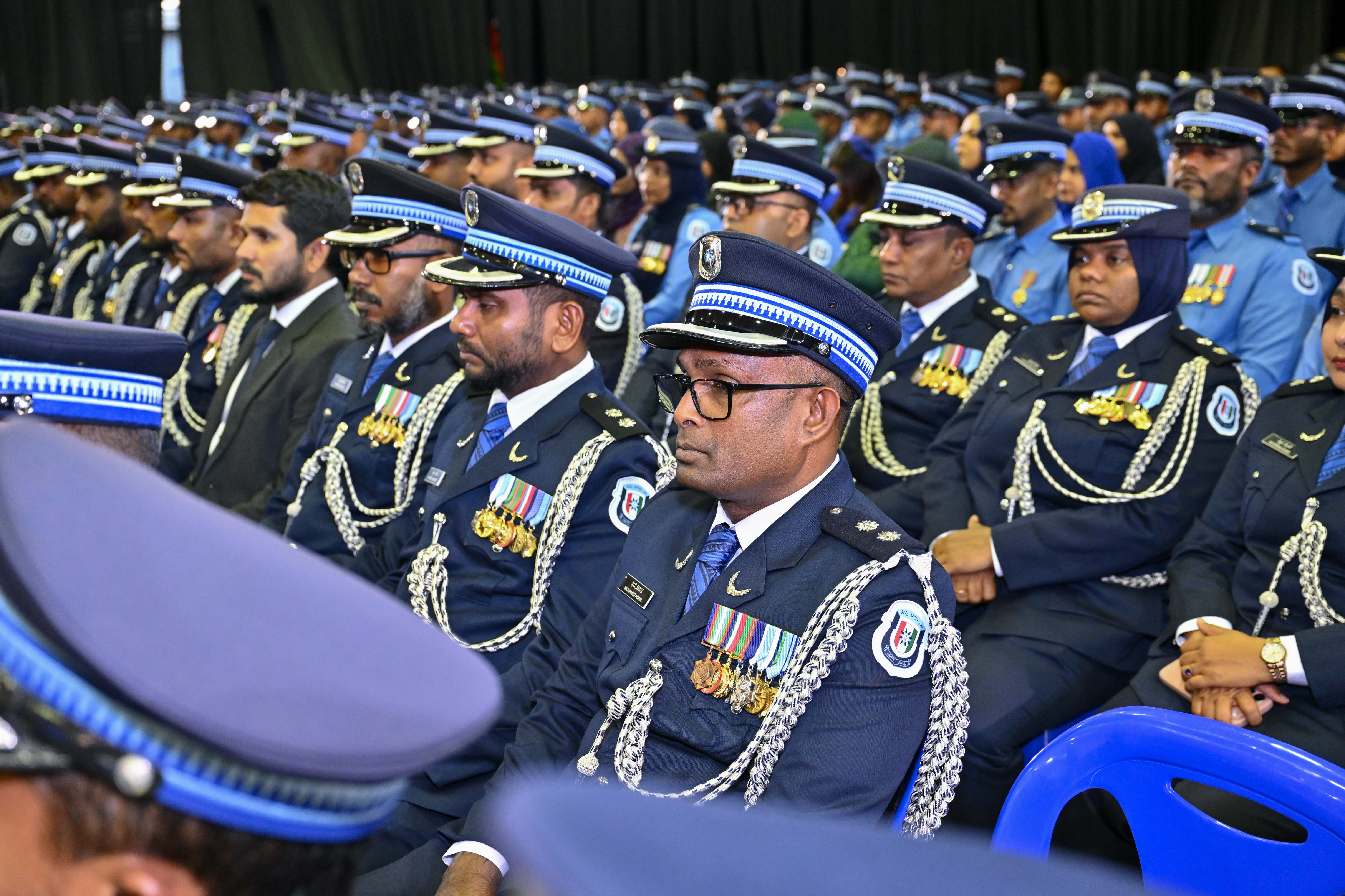 25 އަހަރުގެ ޚިދުމަތަށްފަހު ރިޓަޔާކުރާ ފުލުހުންނަށް ވަޒީފާގައި އުޅޭ މުވައްޒަފުންނެކޭ އެއްގޮތަށް ބޭސްފަރުވާގެ ޚިދުމަތް ދެނީ