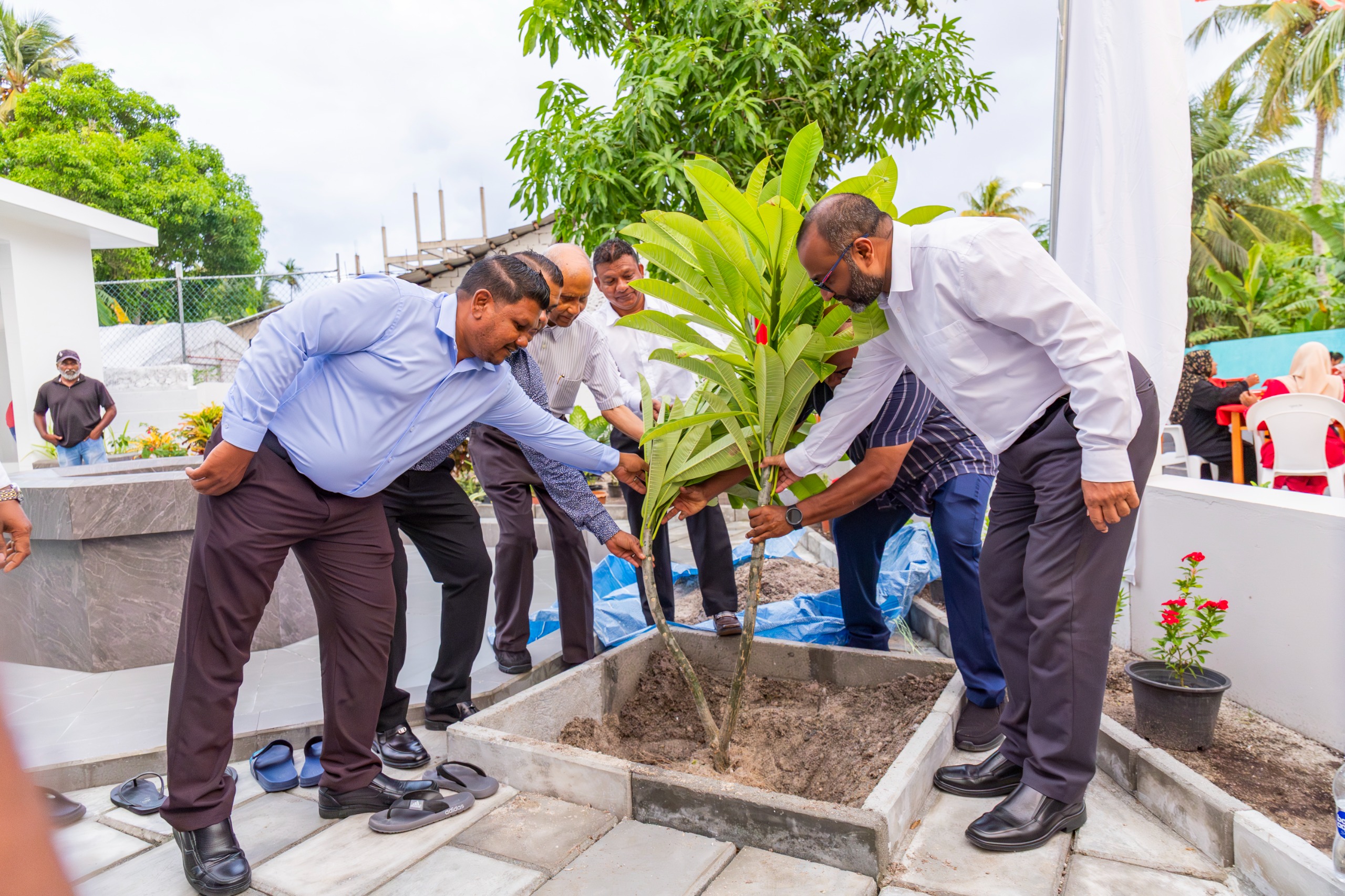 ހުޅުދޫގައި އާ މިސްކިތެއް ހުޅުވައިފި: މިސްކިތް ބިނާކުރެއްވީ އޮނަރަބަލް މުޙައްމަދު ޞާލިޙްގެ ދީލަތި އެހީގައި