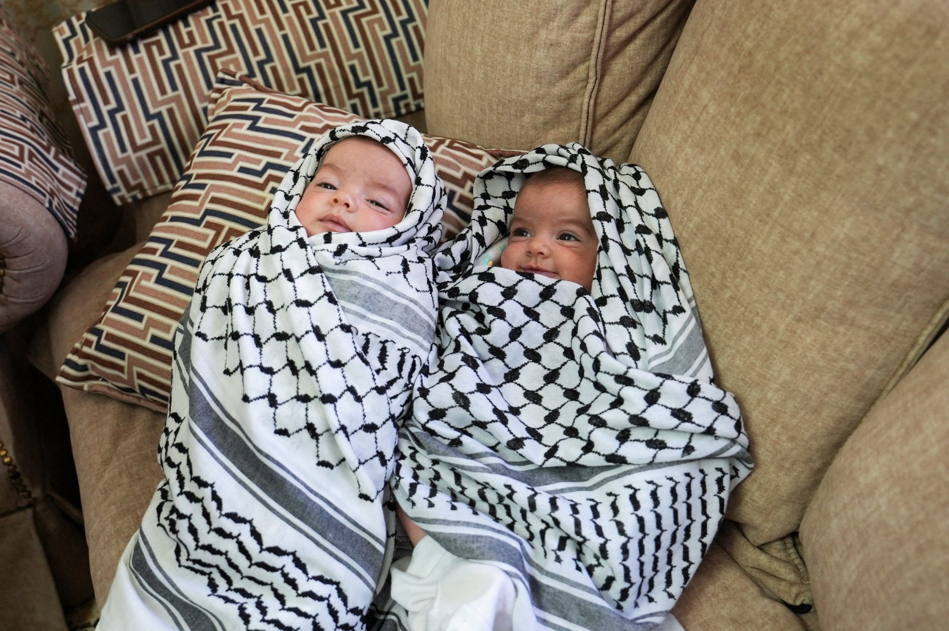 އެންމެ ދެމަސްވީ އެއްމާބަނޑު ދެކުދީން، ބައްޕަ ޖަނާޒާގައި އަލްވަދާއުކީ އަސަރުގަދަ މަންޒަރުން ދުނިޔެ ރޮއްވާލަފި