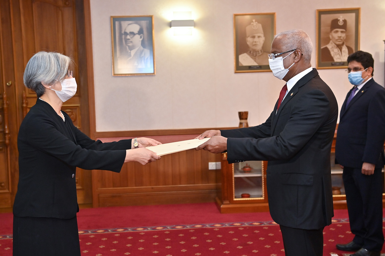 ޖަޕާނު ސަފީރު އެކަމަނާގެ ސަފީރުކަމުގެ ފަތްކޮޅު ރައީސުލްޖުމްހޫރިއްޔާއަށް އަރުވައިފި