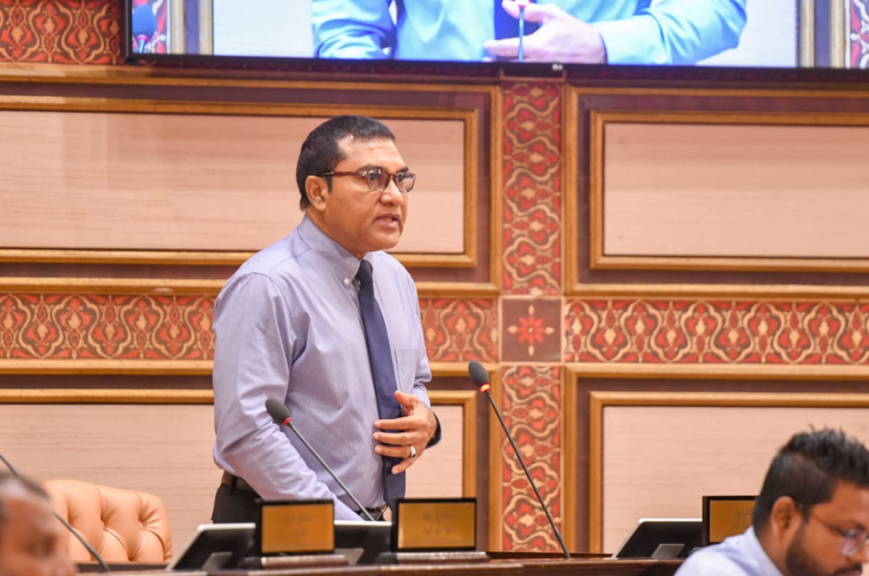 ރައީސް މުޢިއްޒަކީ ބަހާއި އަމަލާއި ދިމާވާގޮތަށް ކަންކަންކުރަށްވާ ބޭފުޅެއް، އެމްޑީޕީގެ ދެ ސަރުކާރުން ރައްޔިތުންނަށް ދިނީ ދޯކާ: އައިބީ