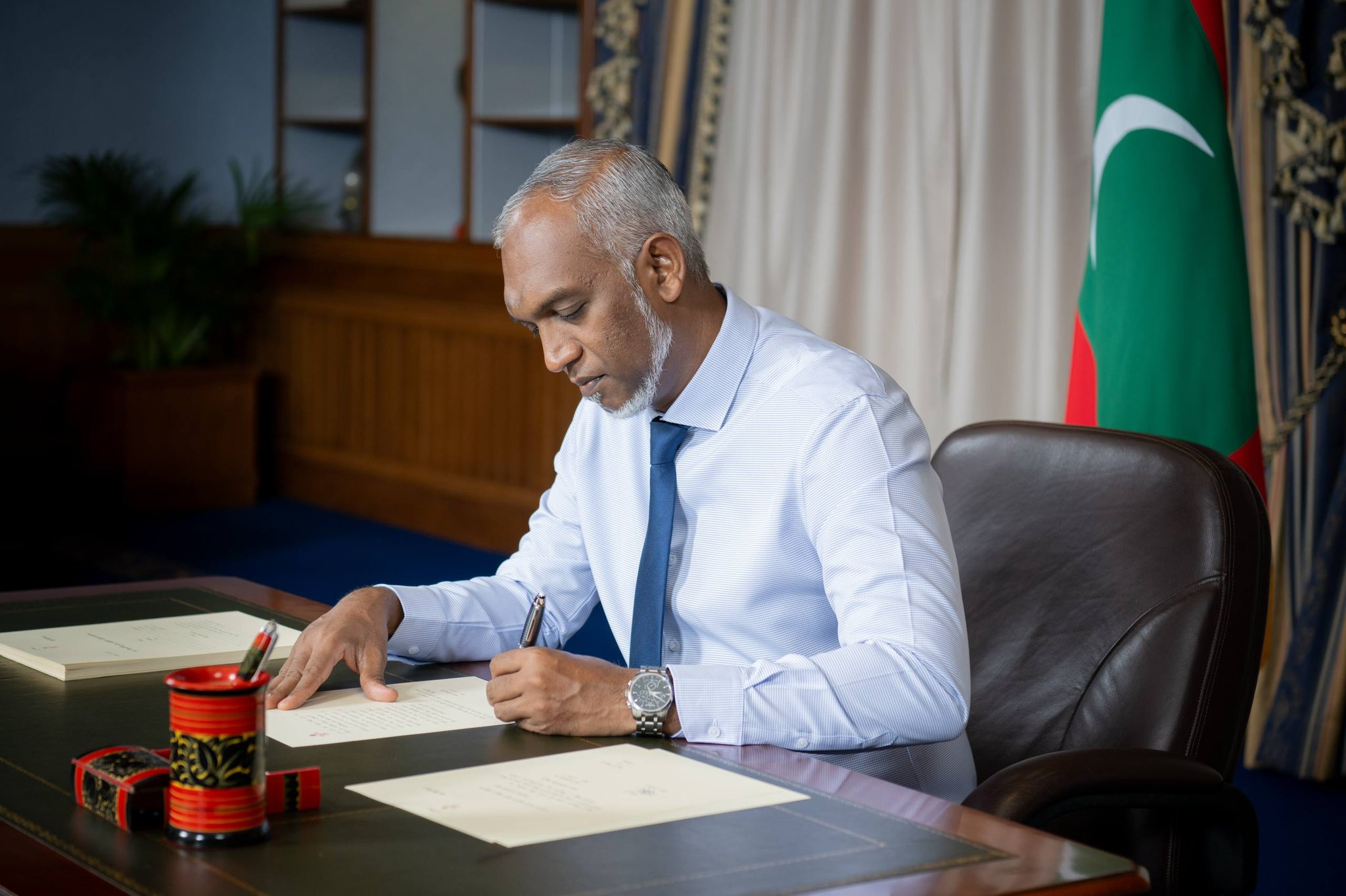 ބޮޑެތި ބަލިތައް ތަހައްމަލުކުރާ މީހުންނަށް ޕެންޝަން ފައިސާ ނެގޭ ބިލު ރައީސް ތަސްދީޤުކުރައްވައިފި