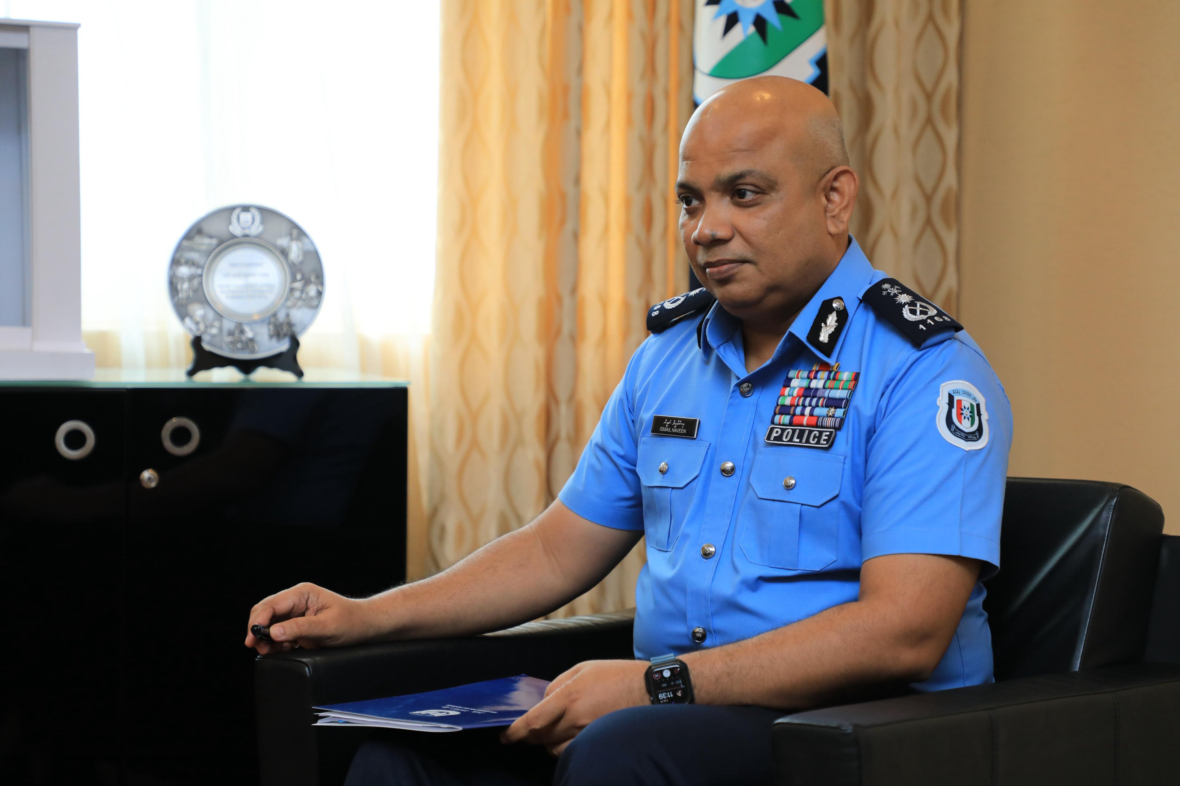 ސީޕީ ނަވީން ރިޓަޔާ ކުރައްވަން ހުށަހަޅުއްވައިފި