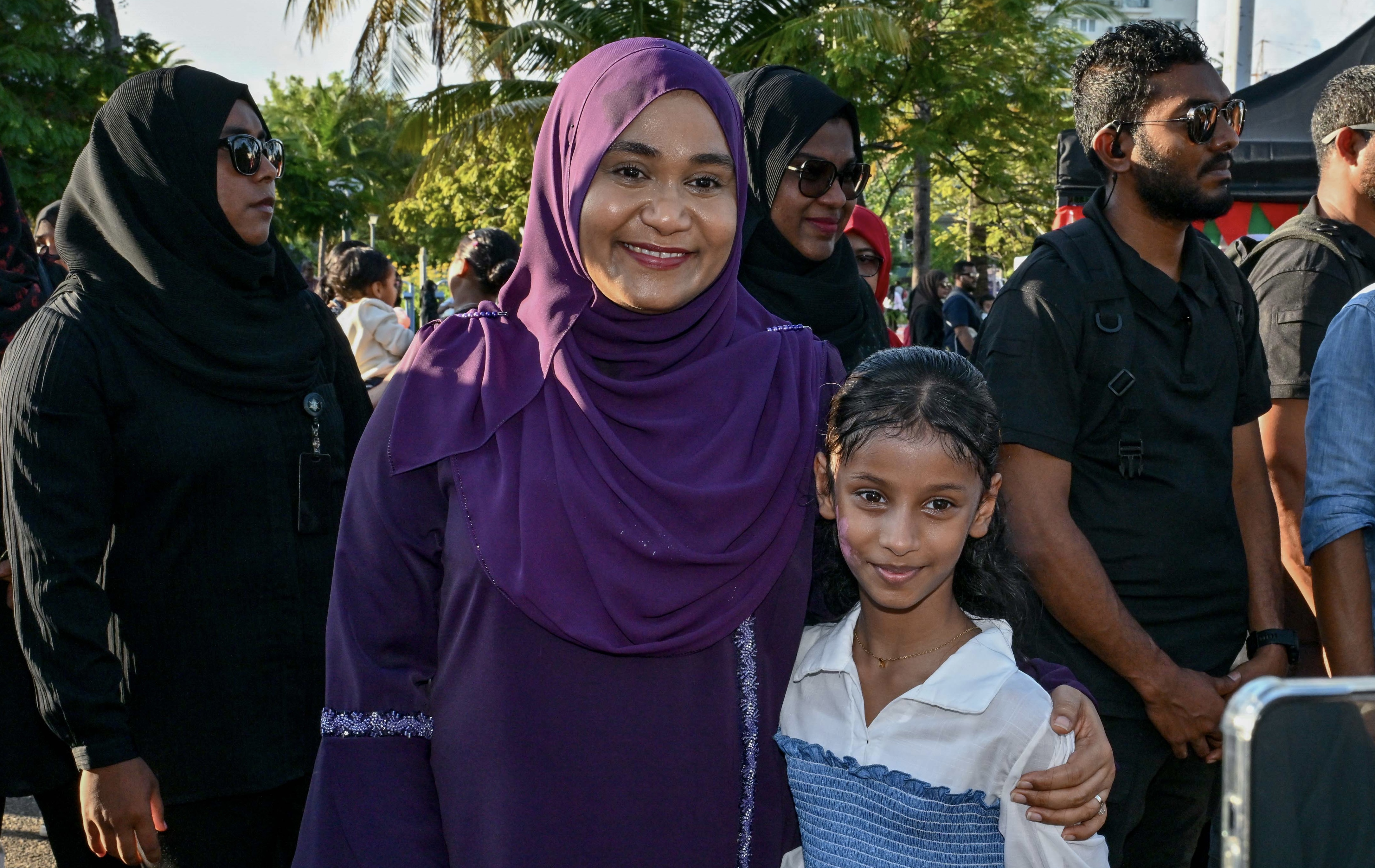 ދަރިއަކަށް ކުރެވޭނެ އެންމެ ހިތްގައިމު އިޙްސާސަކީ މަންމަގެ ފިރުމައިލުމާއި ބޮސްދިނުން: ސާޖިދާ