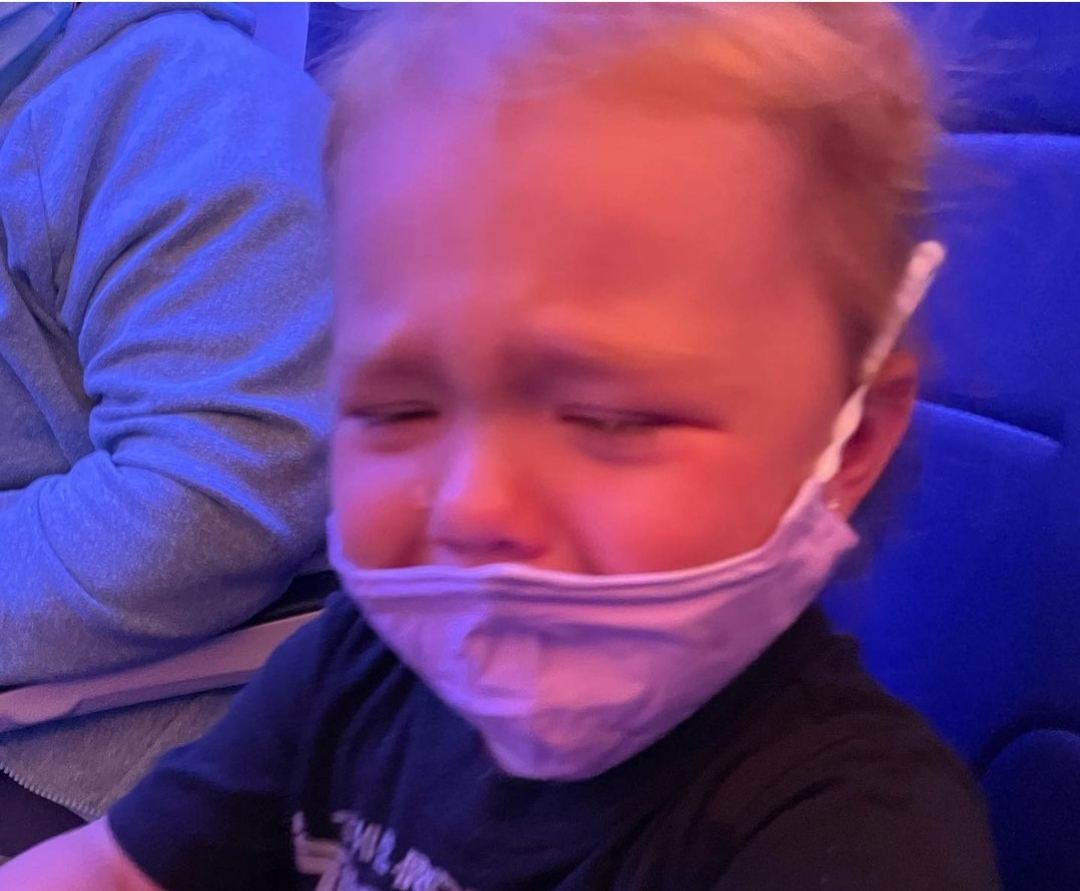 ދަތުރު މަތީގައި އިނގިލި ބޯންފެށުމުން އެންގީ މާސްކް މޫނުގައި ތަތްކުރަން