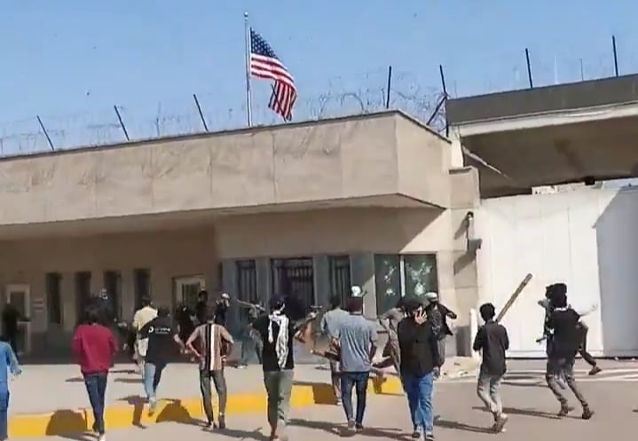 ކަރާޗީގައި ކުރިއަށްދިޔަ މުޒާހަރާގެ ބައިވެރިން އެމެރިކާ ކޮންސިއުލޭޓަށް ވަންނަން މަސައްކަތްކޮށްފި