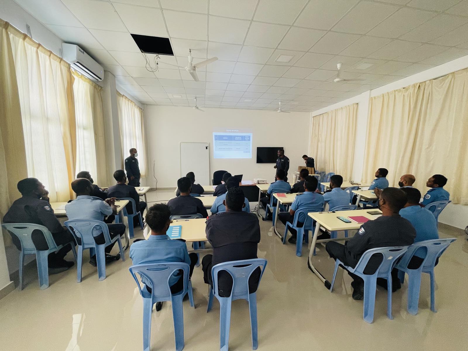 އަތޮޅުތަކުގައި މަސައްކަތްކުރާ ފުލުހުންނަށް އަމާޒުކޮށްގެން ހާއްސަ ކޯހެއް