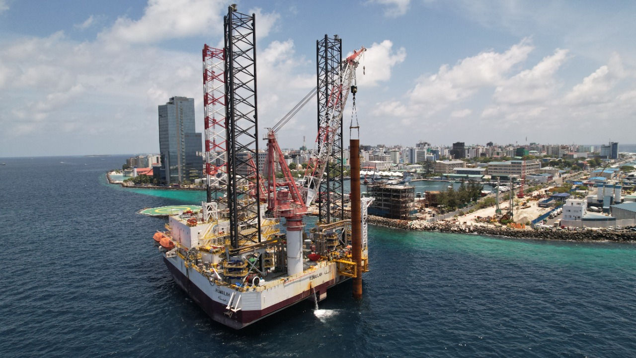 ތިލަމާލެ ބްރިޖް: ކަނޑުގައި ޖެހުމަށް ހަމަޖެހިފައިވާ ތަނބެއްގެ މަސައްކަތް ފަށައިފި