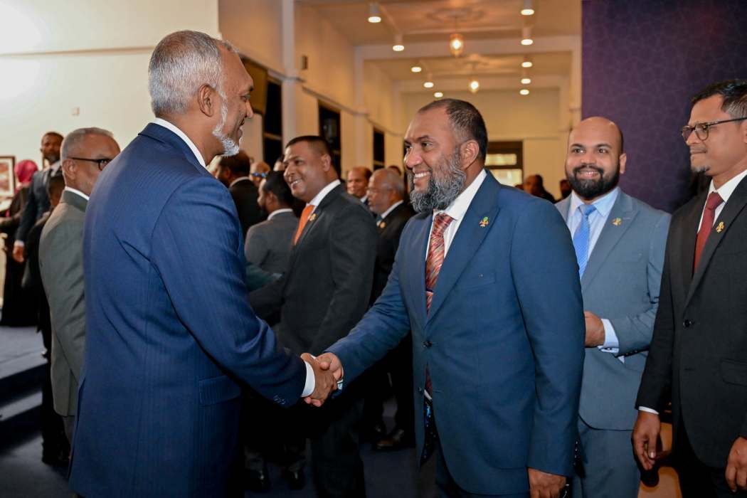 ޤައުމުގެ ހުންގާނު މަރުމޯލެއްގެ އަތަށް ދޫވީ ގޯތި ކުއްޖަކު ތަޚުތުގައި ބަހައްޓަން ޖަނާބު މެން ހެދި ދޮގުތަކުން: ޑރ. އިޔާޒް