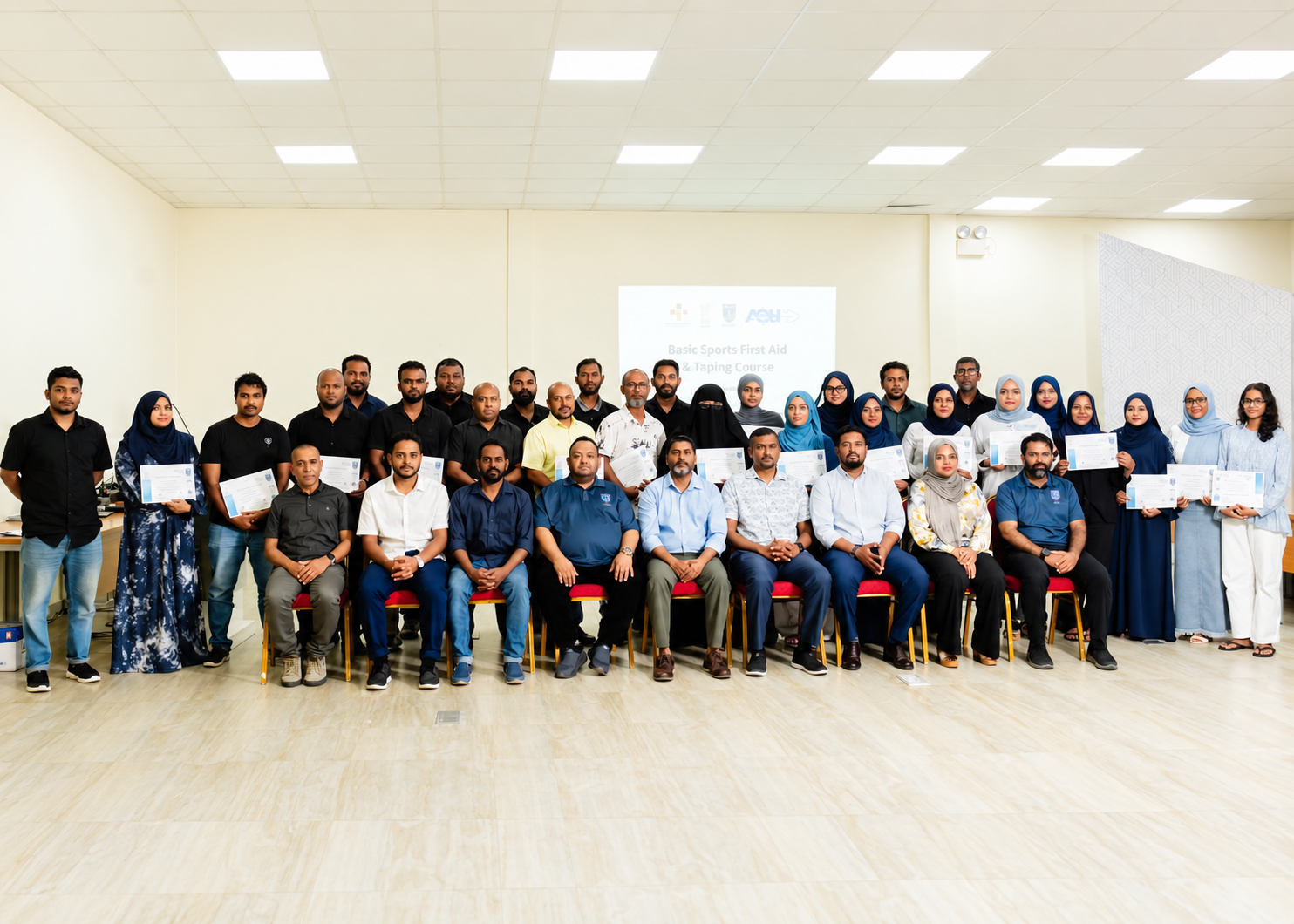 އައްޑޫ ސިޓީގައި ކުރިއަށްގެންދިޔަ "ބޭސިކް ސްޕޯޓްސް ފަސްޓް އެއިޑް އެންޑް ޓޭޕިންގ" ކޯސް ކާމިޔާބުކަމާއެކު ނިންމާލައިފި
