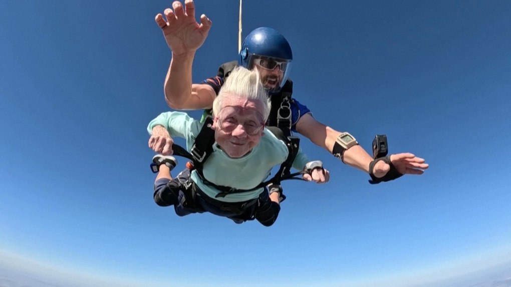 އުރުން 104 އަހަރުގައި ސްކައިޑައިވް ރިކޯޑް މުގުރާލި ޑޮރޯތީ މަރުވެއްޖެ