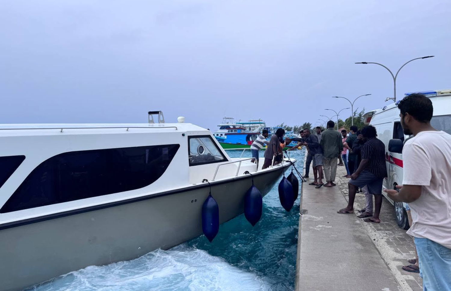 ކޮޅުވެއްޓި ބަންޑުން ޖަހާލައި ގެއްލުނު ދެ މީހުން އަދިވެސް ނުފެނޭ!