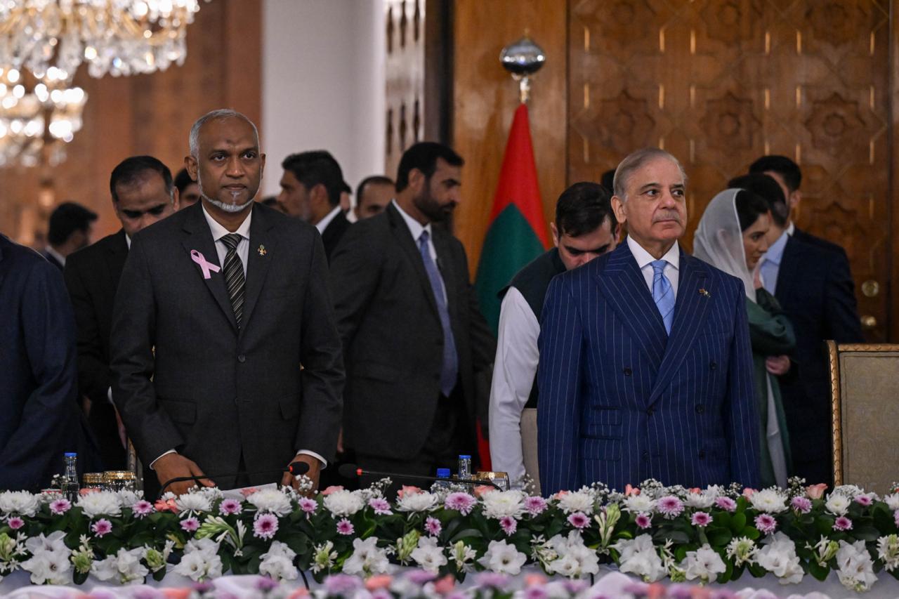 ޕާކިސްތާނުގެ ރައީސް ދެއްވި ރަސްމީ ޖާފަތުގައި ރައީސްގެ ދެ ކަނބަލުން ބައިވެރިވެވަޑައިގެންފި