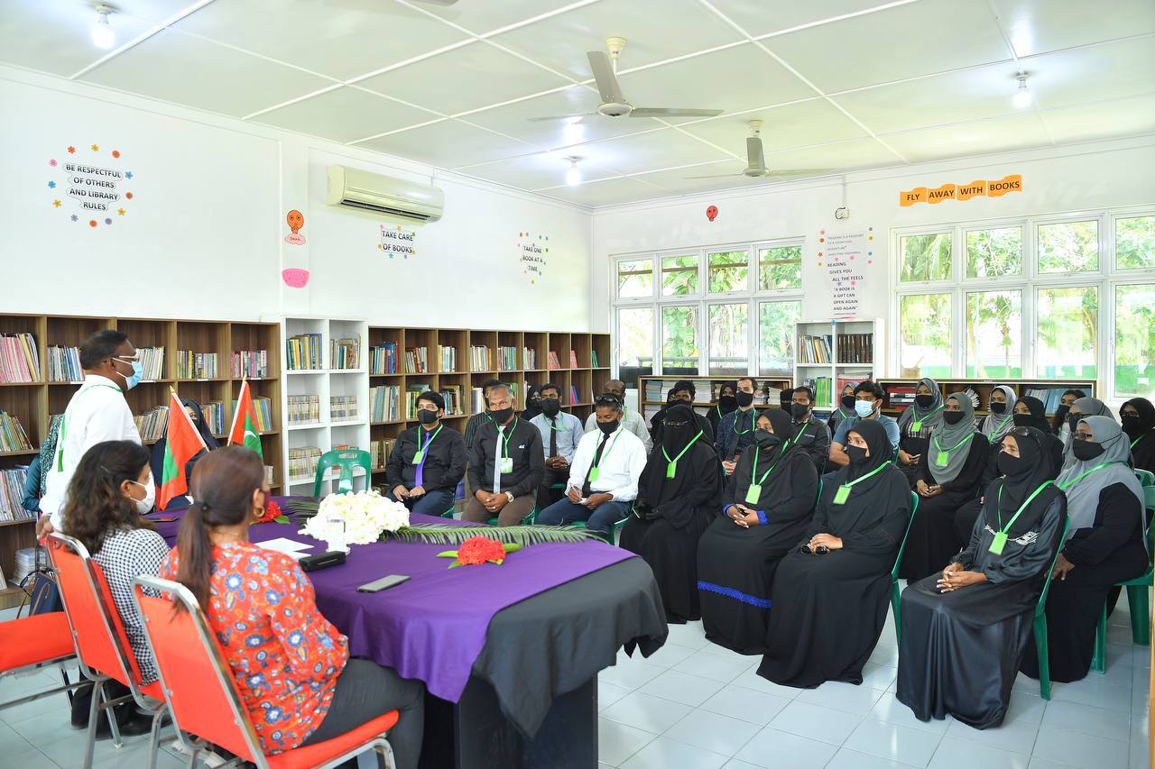 ރައީސުލްޖުމްހޫރިއްޔާގެ އަނބިކަނބަލުން އަނގޮޅިތީމު ސްކޫލްގެ ޓީޗަރުންނާ ބައްދަލުކުރައްވައިފި