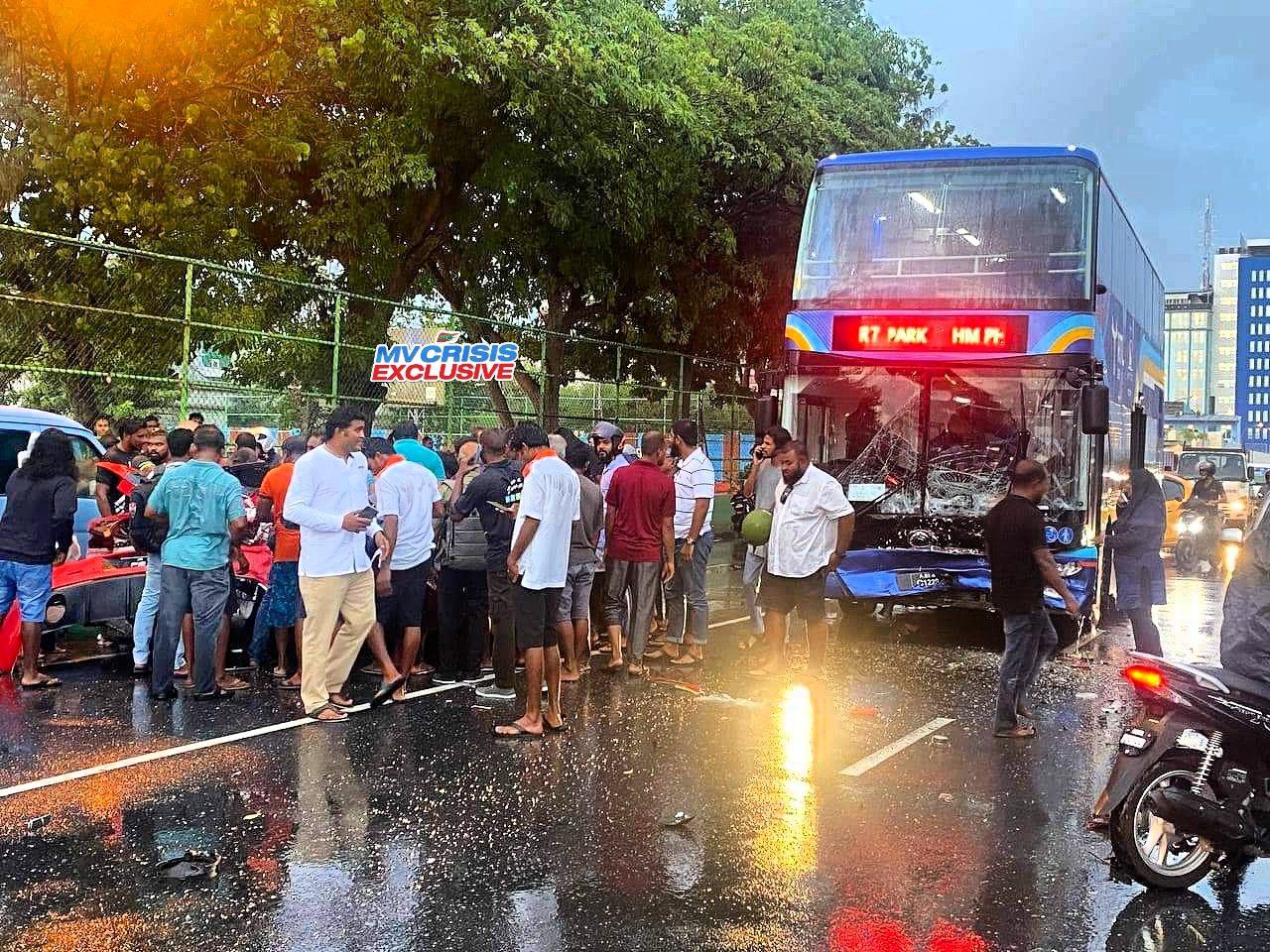 ބަހަކާ ކާރެއް ޖެހި ހިނގި ނުރައްކާތެރި އެކްސިޑެންޓެއްގައި ހަތަރު މީހަކަށް އަނިޔާވެއްޖެ