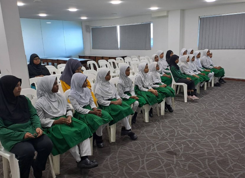 އަރަބިއްޔާގެ ހުރިހާ މާއްދާއެއް ކިޔަވައިދޭން ދިިވެހި ޓޗަރުން ތަމްރީން ކުރަނީ