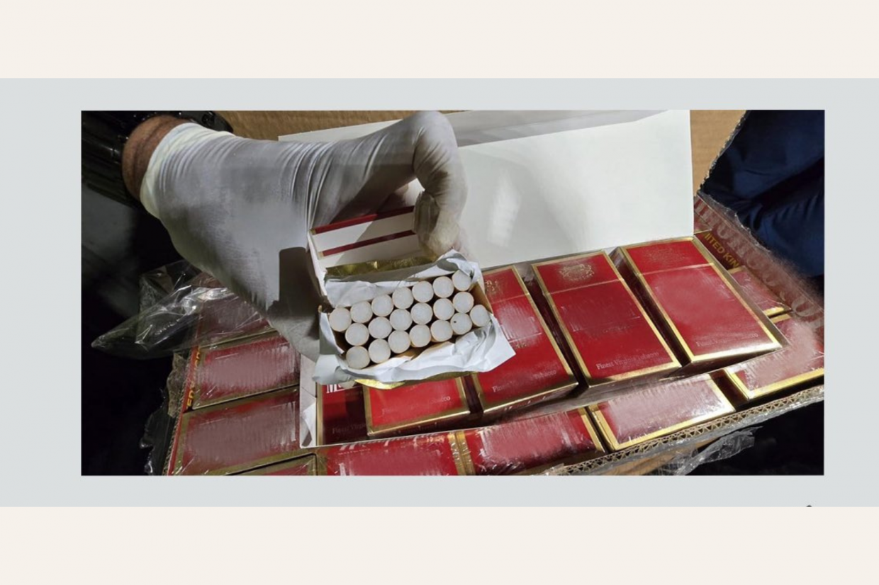 ދެ ކޮންޓޭނަރު ސިނގިރޭޓު ގެއްލުން: ހަތަރު މީހުން ހައްޔަރުކޮށްފި؛ ދެ ވިޔަފާރިވެރިންނާއި ކަސްޓަމްސް މުވައްޒަފެއް ހިމެނޭ