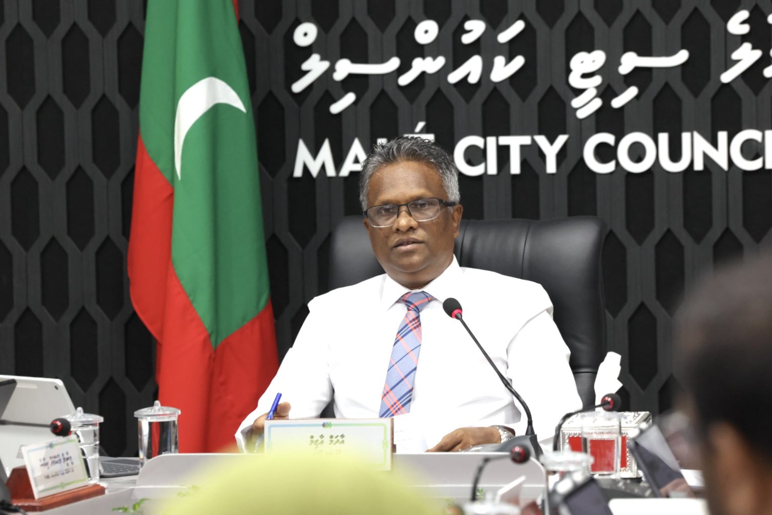 މާރުކޭޓުގެ މައްސަލާގައި މޭޔަރުގެ ސުވާލެއް؛ ކެފޭތަކުގައި ބިދޭސީން ތިބުން މައްސަލައަކަށް ނުވަނީ ކީއްވެ؟