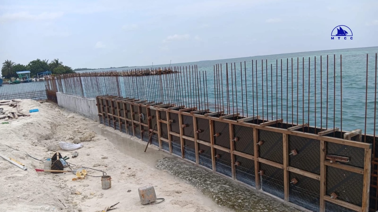 އޮޅުވެލިފުށީ ބަނދަރު މަޝްރޫޢު: އެއްގަމު ތޮށީގެ ކޮންކްރީޓް މަސައްކަތް ބާރަށް ކުރިއަށް