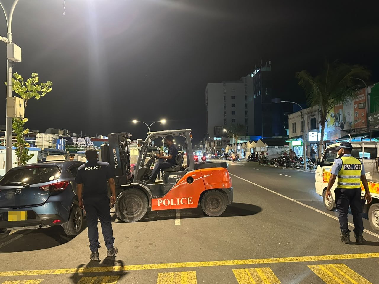 މާލޭގެ ބާޒާރު ސަރަހައްދުގައި ގަވައިދާ ހިލާފަށް ޕާކްކޮށްފައިވާ ވެހިކަލްތައް ޓޯކުރަން ފަށައިފި