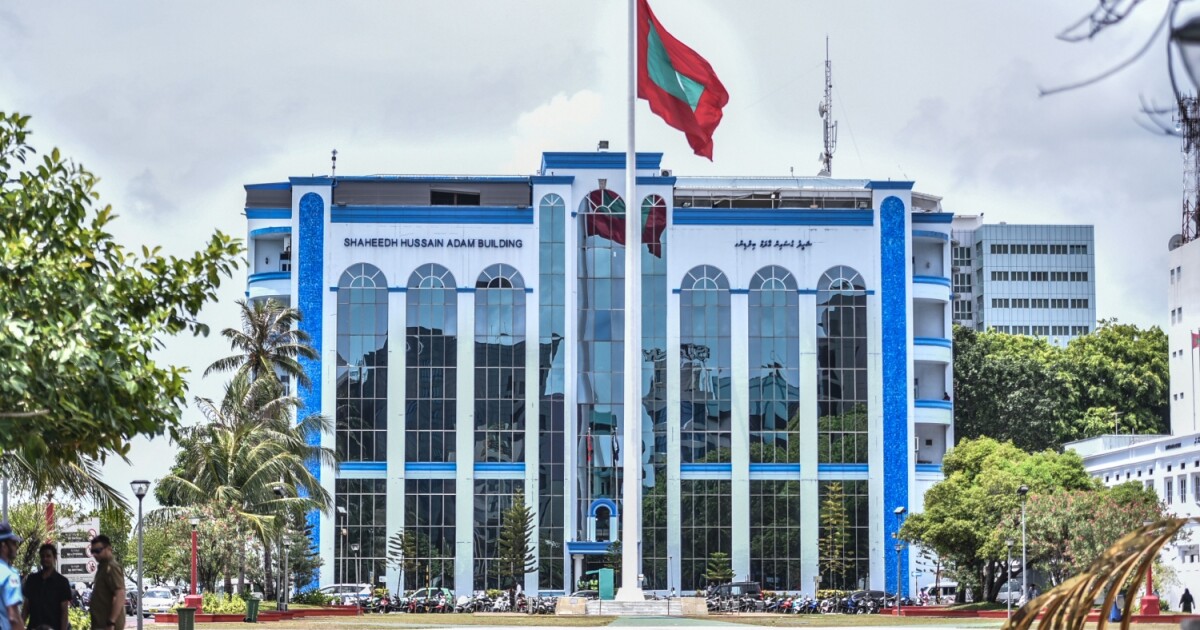 ރަށެއްގައި އިމާރާތެއްގެ ދެވަނަ ފަންގިފިލާއިން ކުޑަކުއްޖަކު ވެއްޓުނު މައްސަލަ ތަހުގީގު ކުރަން ފަށައިފި
