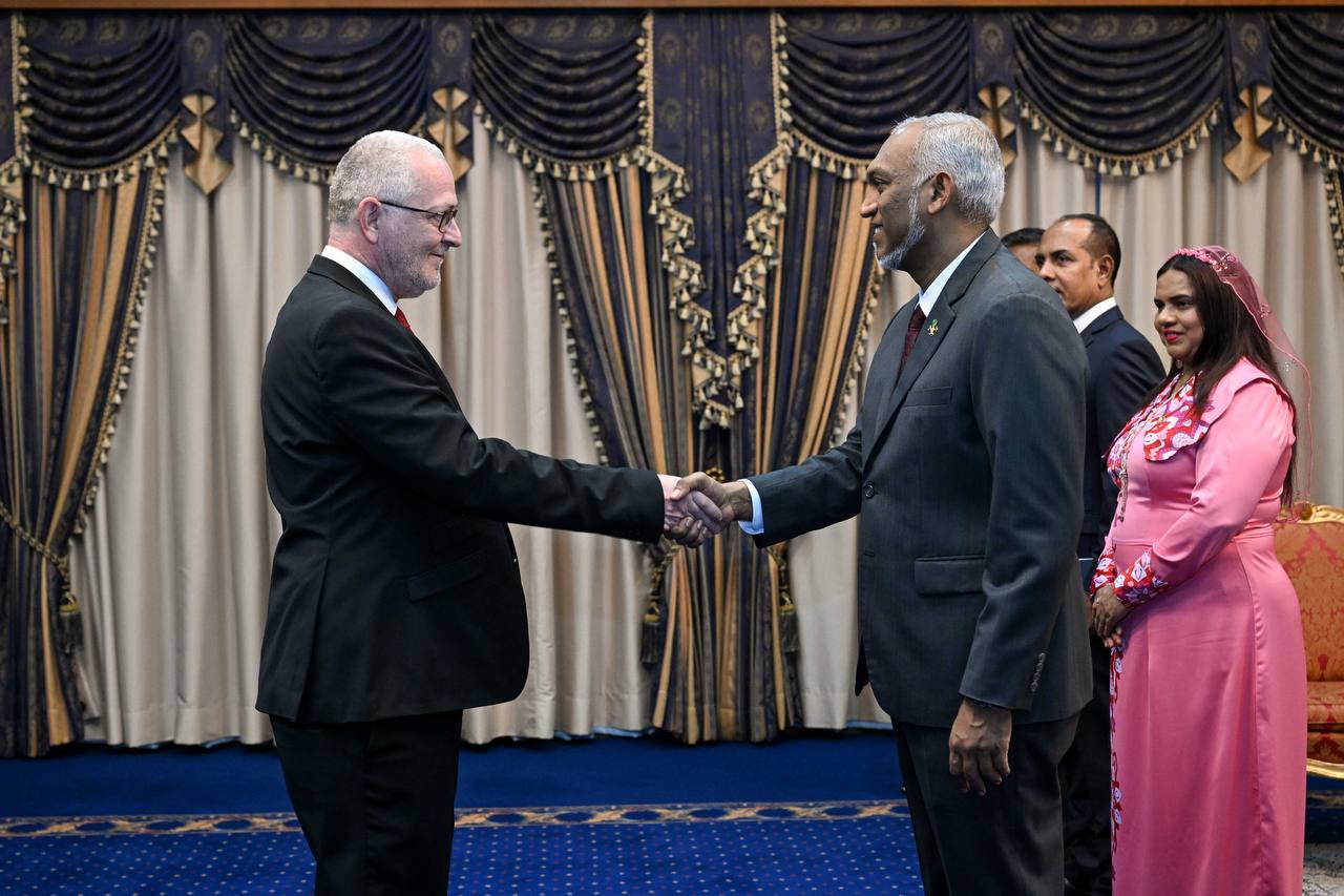 ސްލޮވޭނިއާގެ އައު ސަފީރު ރައީސްއަށް ފަތްކޮޅު އެރުވުން، ފޮޓޯ: ރައީސް އޮފީސް
