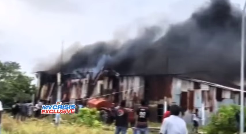 ގައްދޫގައި ބަންނަމުން ދިޔަ ފައިބަރު ދޯންޏެއްގައި ރޯވެ ބޮޑެތި ގެއްލުންތަކެއް