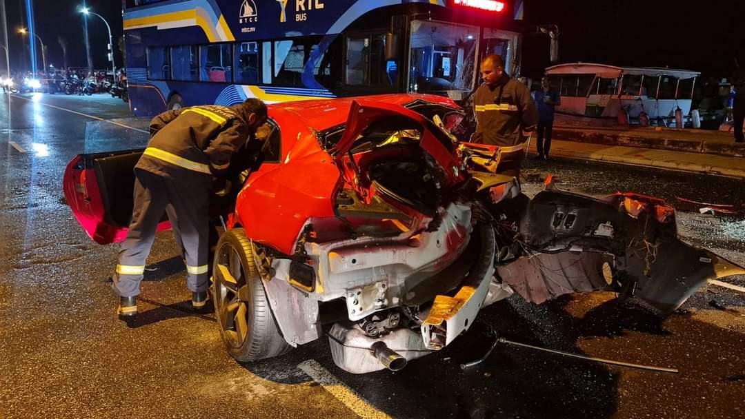 ނުރައްކާތެރި އެކްސިޑެންޓްގެ ވީޑިއޯ:، އެކްސިޑެންޓް ހިނގީ ކާރު އެބުރެމުން ގޮސް ބަހުގައި ޖެހިގެން