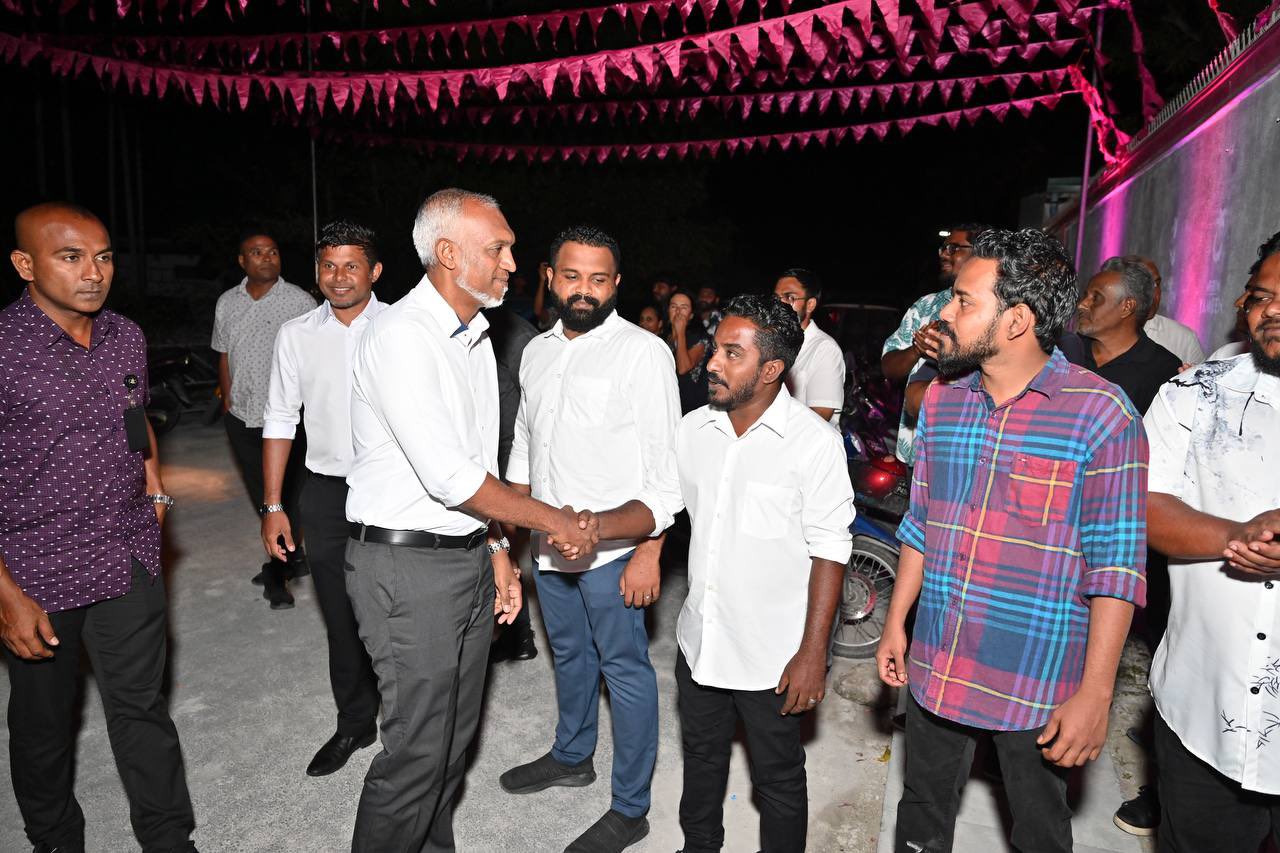 ޑރ. މުއިއްޒަށް މަރުހަބާ ކިޔަން ފެހި ކުލަ ބޭނުންކުރުމުން އަދާލަތުން ކަންބޮޑުވެއްޖެ