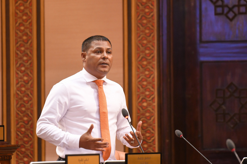 ހައްޤުބަސް ބުނެގެން ޖަލަށް ދާންޖެހުނަސް ފަހަތަކަށް ނުޖެހޭނަން: އައްބާސް