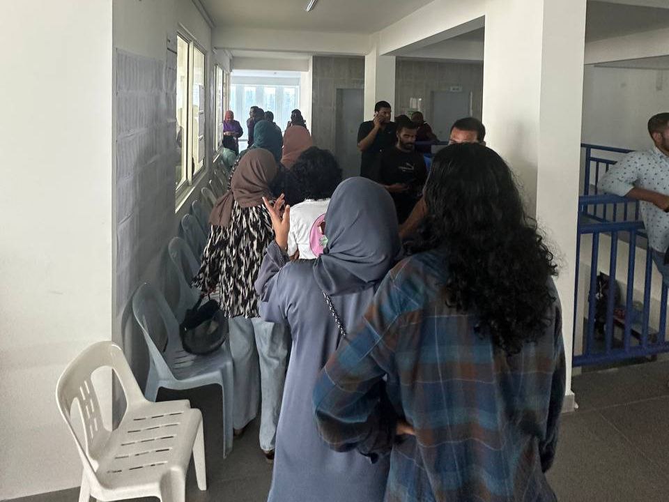 ބިދޭސީ އޮބްޒާވަރާ ދިމާކުރި ދިވެހި މޮނިޓަރުން ސަސްޕެންޑުކުރަން ނިންމައިފި