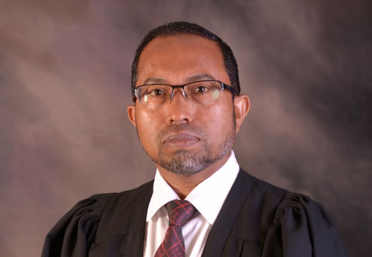 ހައި ކޯޓުގެ ފަނޑިޔާރު ޝުއައިބު ރިޓަޔާކުރައްވަނީ