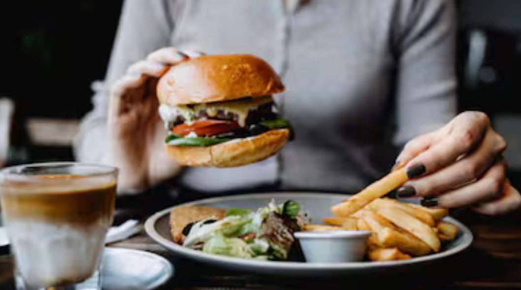 ޕްރޮސެސްކޮށްފައި ހުންނަ ކާނާ ކެއުމުން ސްޓްރޯކް ޖެހުމުގެ ފުރުސަތު އިތުރުވޭ: ދިރާސާ