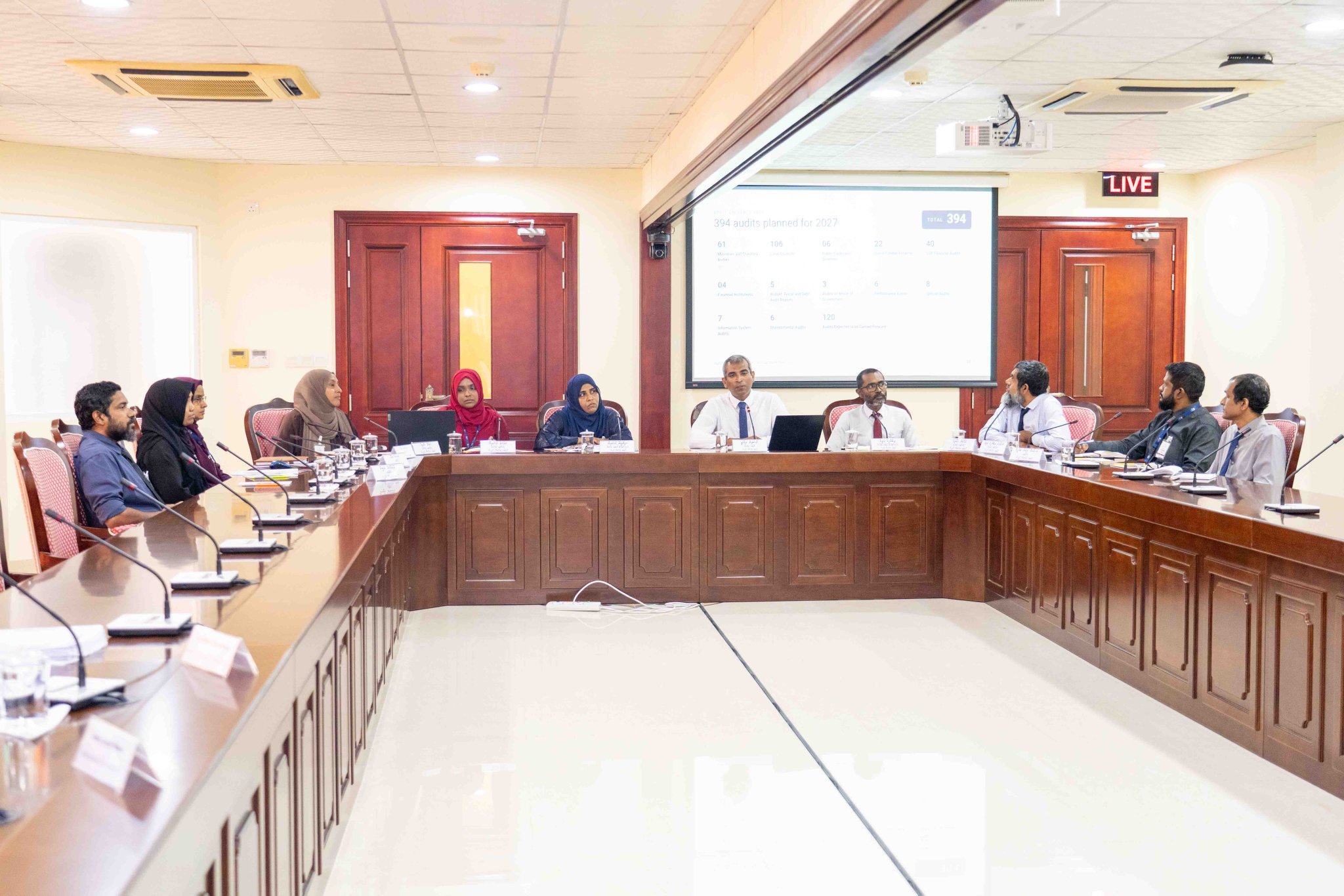 މާލިއްޔަތު ކޮމިޓީ ބައްދަލުވުމުގައި އޮޑިޓު އޮފީހުގެ މެމްްބަރުން، ފޮޓޯ: މަޖިލިސް