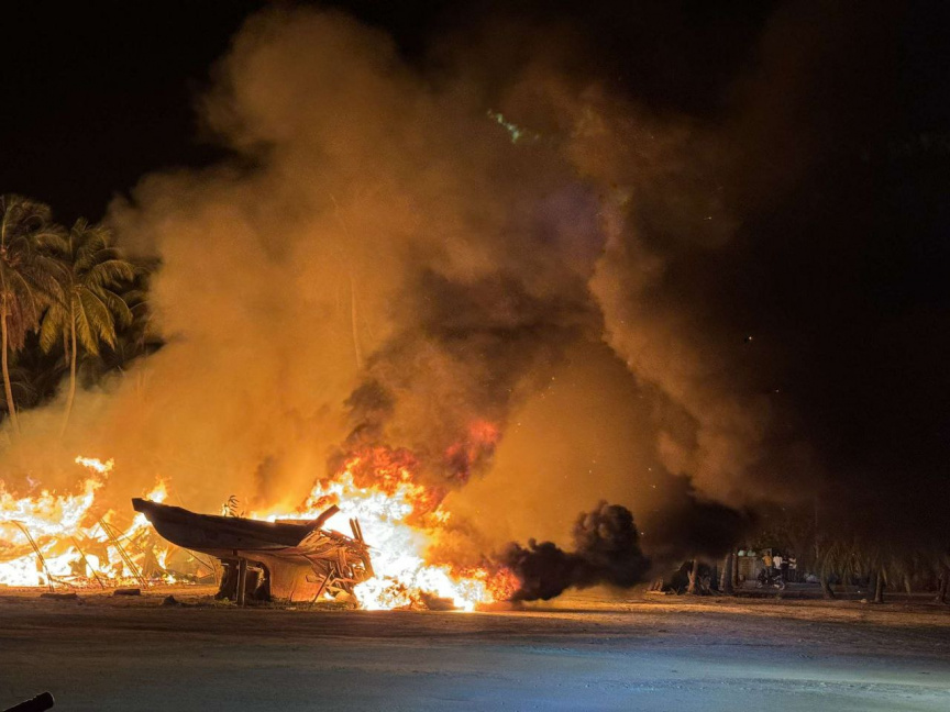 ކާށިދޫ ބޯޓް ޔާޑްގައި އެހެލާފައި ހުރި ތިން ދޯންޏެއްގައި އަލިފާން ރޯވެ އަނދާ ހުލިވެއްޖެ