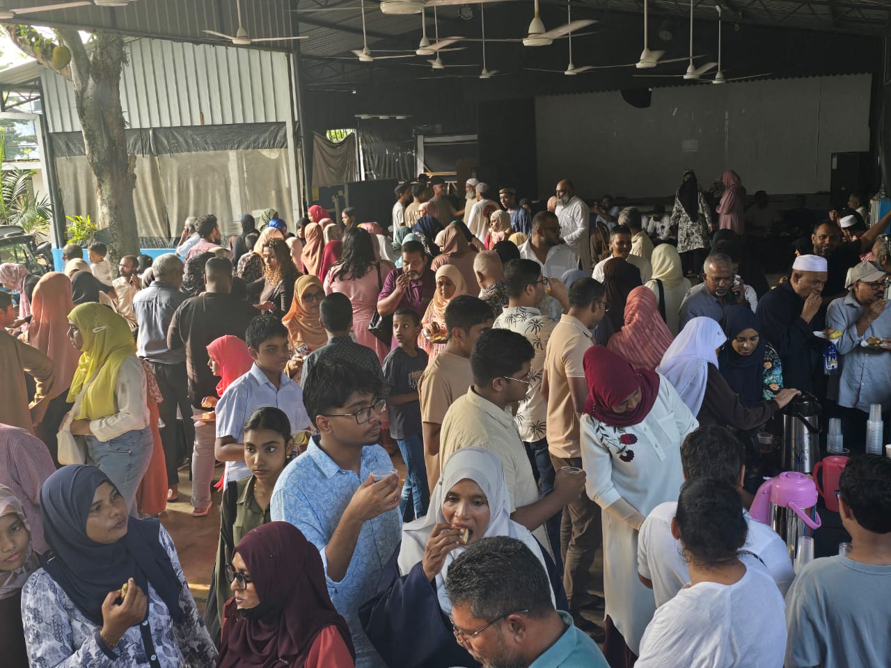 ލަންކާގައި ދިވެހީން އީދު އުފާ ހަރަކާތްތައް ފަށައިފި