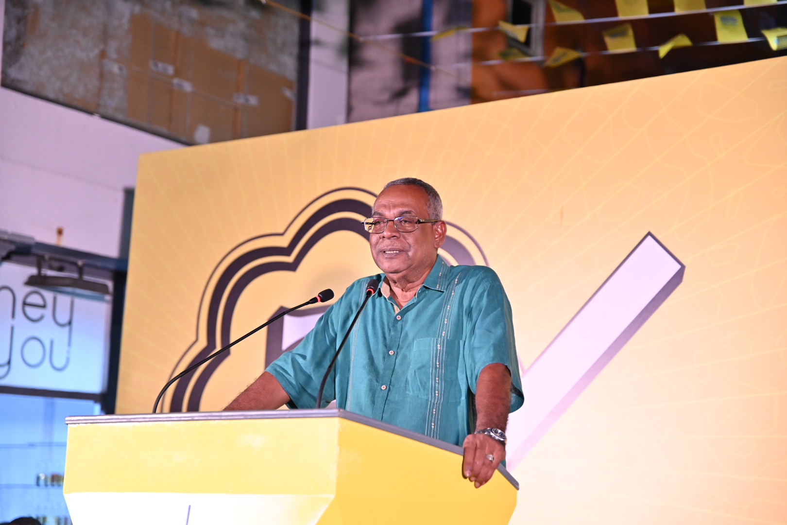 ރައީސް ޔާމީނަކީ ތާސް ކުޅޭއިރު ބަލިވާން ފެށީމާ މޭޒު ބަންޑުން ޖަހާލާ ބޭފުޅެއް: ސަރަނގު އާދާމް