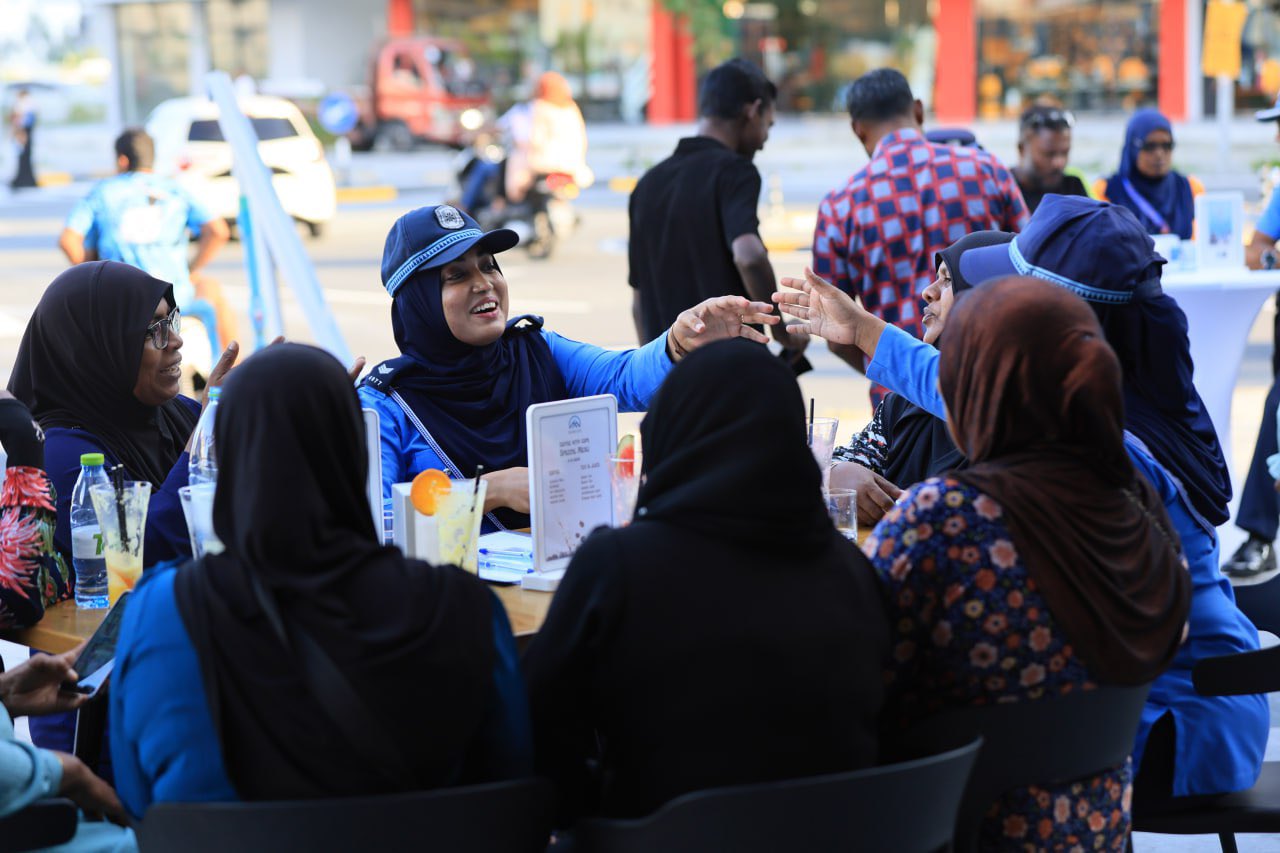 އާންމުންނާ ގުޅުން ބަދަހިކުރަން "ފުލުހަކާއެކު ކޮފީއެއް"ގެ ނަމުގައި ޕްރޮގްރާމެއް ފަށައިފި